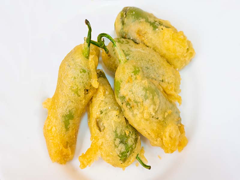 Pimientos verdes rellenos de carne en tempura