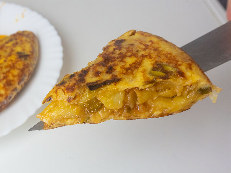 Tortilla de patata con pimiento verde